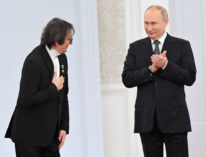 Музыкант Юрий Башмет (слева) и президент России Владимир Путин во время церемонии вручения Госпремии и медали Героев