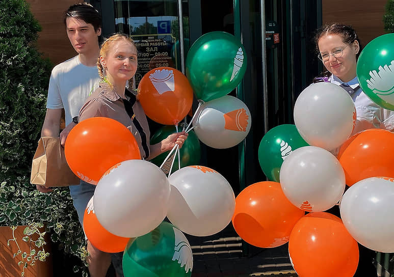 Посетителям ресторанов на входе раздавали воздушные шарики цветов нового логотипа
