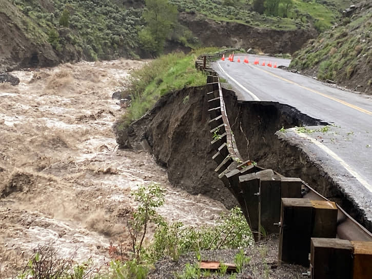 Повышение уровня воды в реке привело также к размытию дорог и мостов в наиболее пострадавшей северной части национального парка
