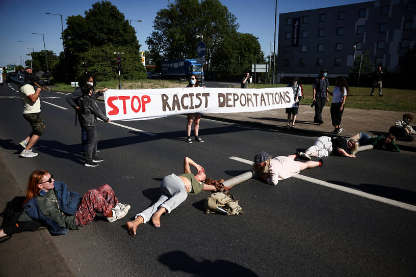 Акция протеста против планов британского правительства депортировать беженцев из страны