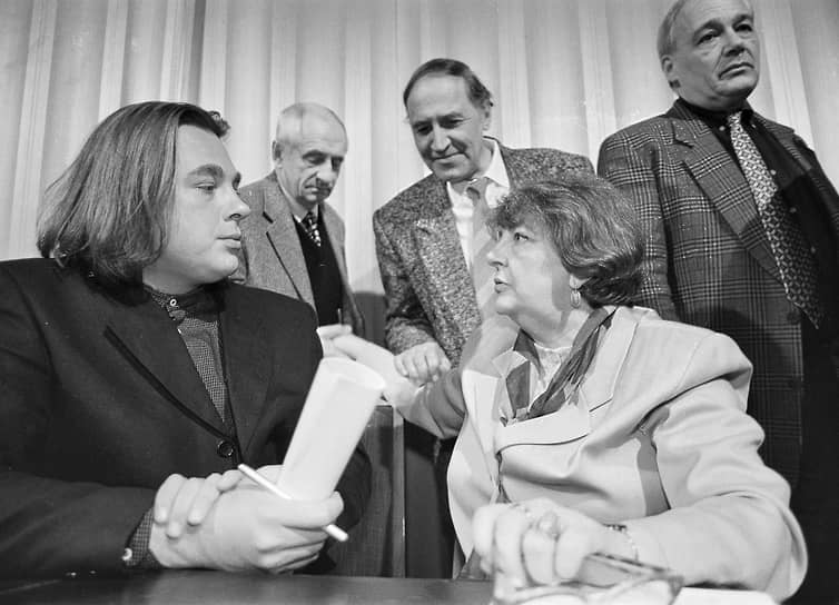 В 1968 году Николай Дроздова попросили временно заменить одного из консультантов программы «В мире животных». Начиная с 1977 года, он стал ее бессменным ведущим <br></p><p>На фото слева направо: генеральный продюсер «ОРТ» Константин Эрнст, режиссер Марк Захаров, телеведущий Николай Дроздов, соосновательница телеканала REN-TV Ирена Лесневская и телеведущий Владимир Познер на пресс-конференции «ТЭФИ-1997»