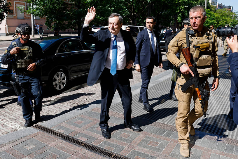 Премьер-министр Италии Марио Драги в окружении охраны прибыл в отель