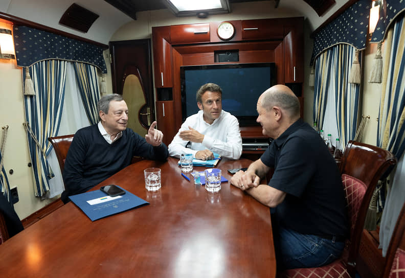 Премьер-министр Италии Марио Драги, президент Франции Эмманюэль Макрон и канцлер Германии Олаф Шольц в вагоне поезда, направляющегося на Украину 