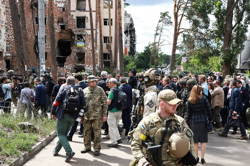 Высокопоставленных лиц сопровождали журналисты и военнослужащие