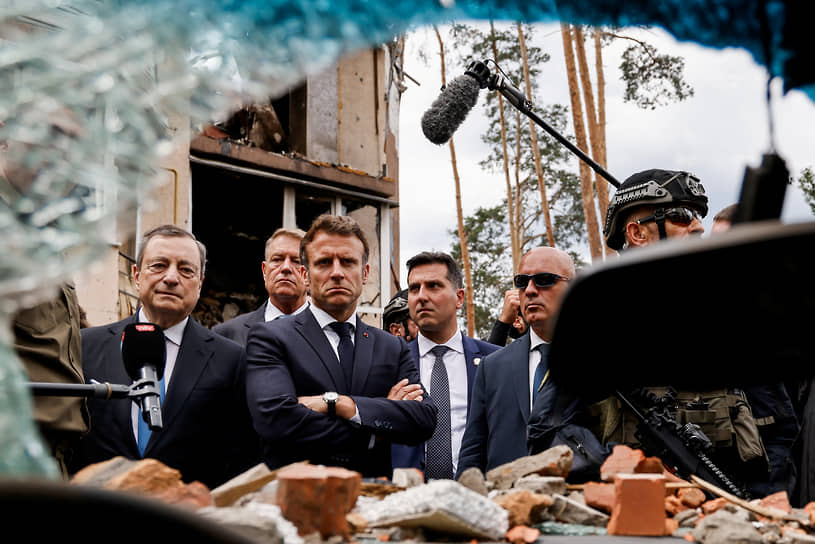 Марио Драги, Клаус Йоханнис и Эмманюэль Макрон осматривают разрушения в Ирпене