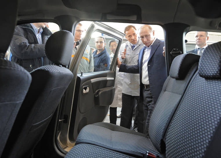 Президент АвтоВАЗа Игорь Комаров (слева) с председателем правительства России Владимиром Путиным на церемонии запуска серийного производства автомобиля «Лада Ларгус» в 2012 году

