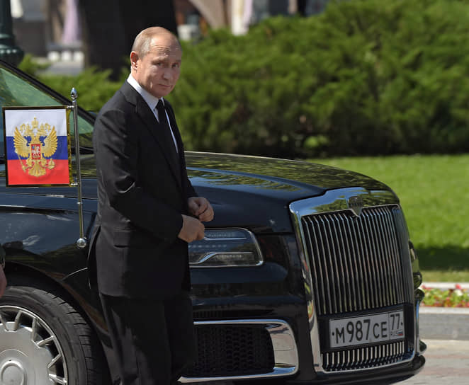 Президент РФ Владимир Путин на церемонии возложения венков к Могиле неизвестного солдата в Александровском саду  