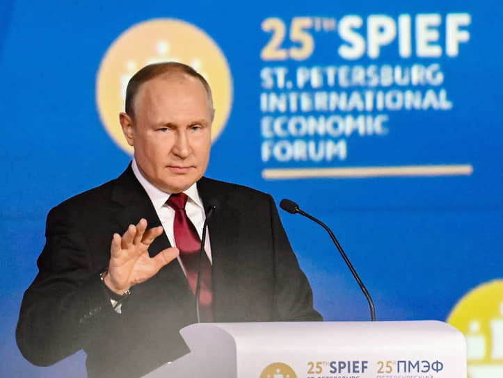 Владимир Путин во время выступления на ПМЭФ