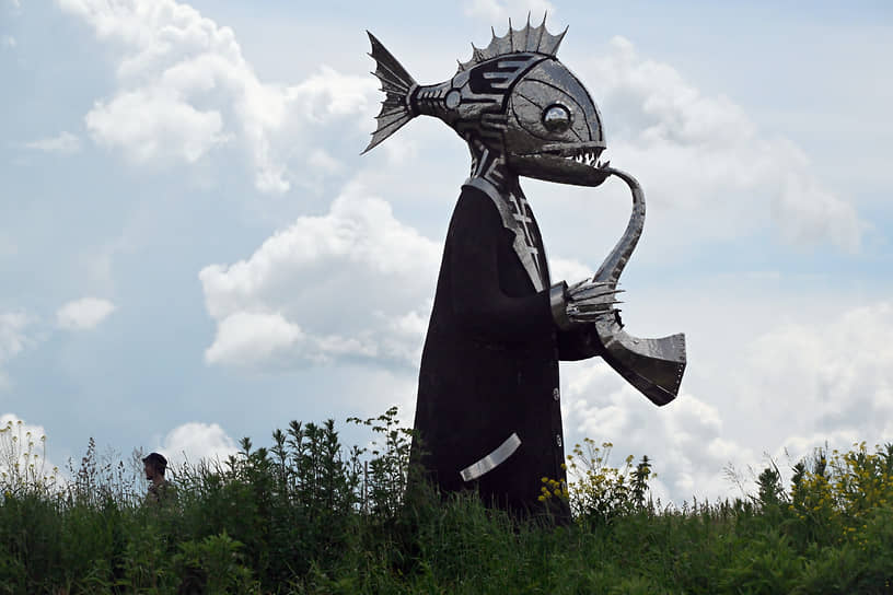 Декоративная скульптура рыбы, играющей на саксофоне, на территории фестиваля