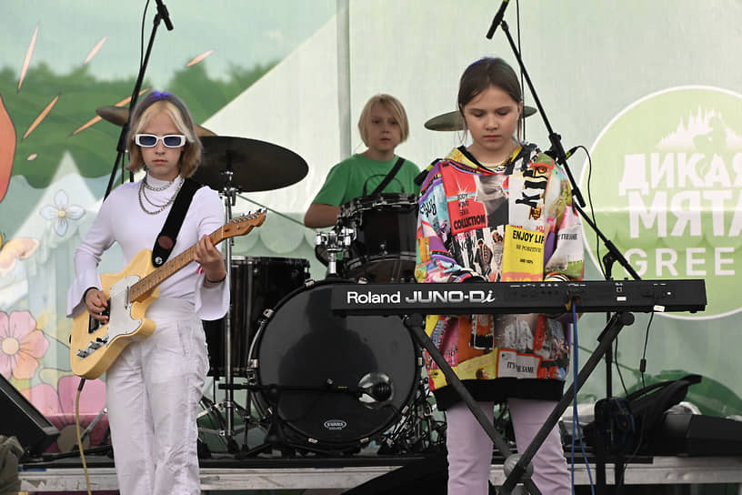 Дети на сцене с музыкальными инструментами