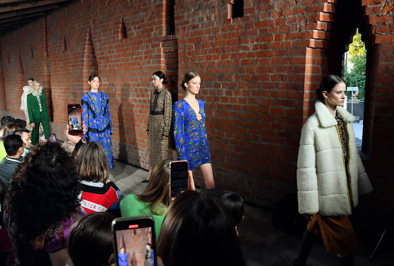 На показе Loom by Rodina демонстрировали серые пальто, леопардовые платья и яркие костюмы