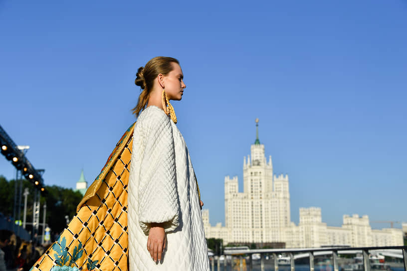 Фоном для показа Алены Ахмадуллиной послужили Москва-река и пароходы с туристами