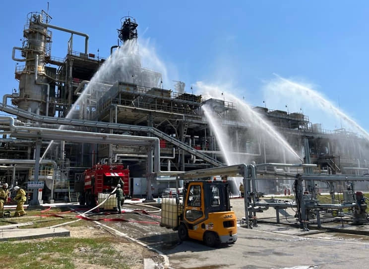 Сотрудники МЧС РФ тушат пожар на Новошахтинском заводе нефтепродуктов 