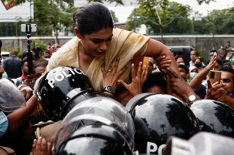 Коломбо, Шри-Ланка. Акция протеста из-за экономического кризиса возле частной резиденции премьер-министра Шри-Ланки Ранила Викремесингхе 