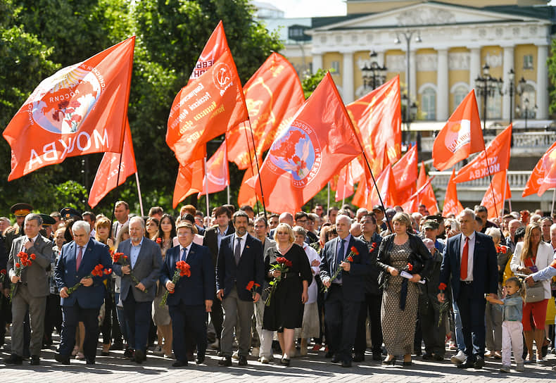 Партия КПРФ организовала свою акцию памяти советских воинов