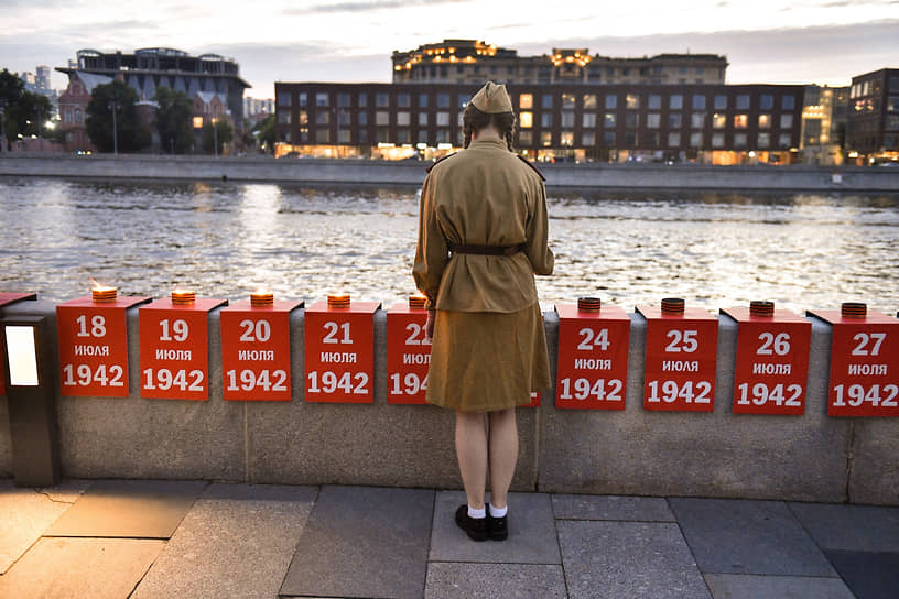 В ночь на 22 июня в Москве традиционно проходят две знаковые акции — «Линия памяти» на Крымской набережной (на фото) и «Вахта памяти. Вечный огонь» в Александровском саду
