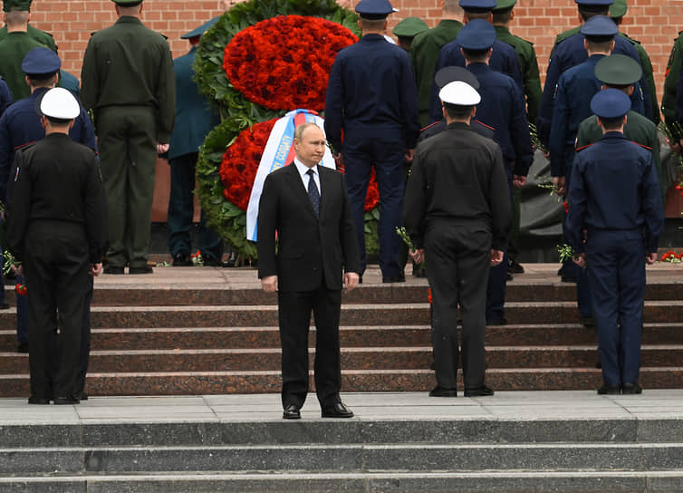 Владимир Путин во время церемонии возложения венков к Могиле Неизвестного Солдата