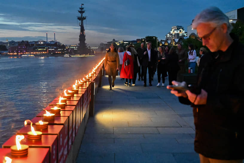 Свечи устанавливают на бордюре вдоль набережной вместе с красными листами отрывного календаря, на которых белыми цифрами пронумерован каждый день войны