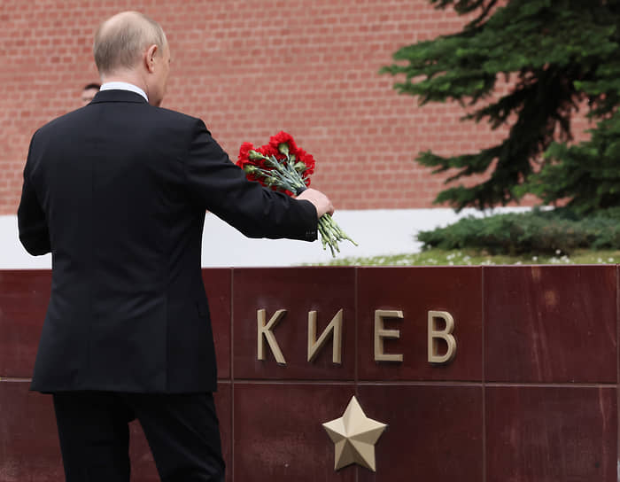 Владимир Путин возложил цветы к стелам городов-героев и подошел к монументу в честь Городов воинской славы
