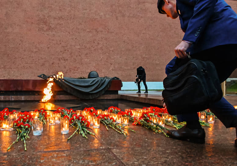 Церемония возложения цветов к Вечному огню в Александровском саду