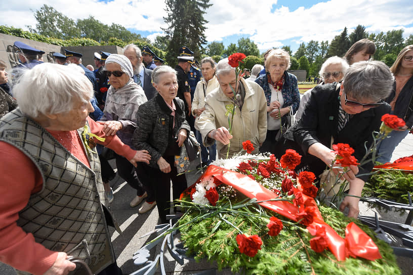 Ветераны возлагают цветы к монументу на Пискаревском мемориальном кладбище