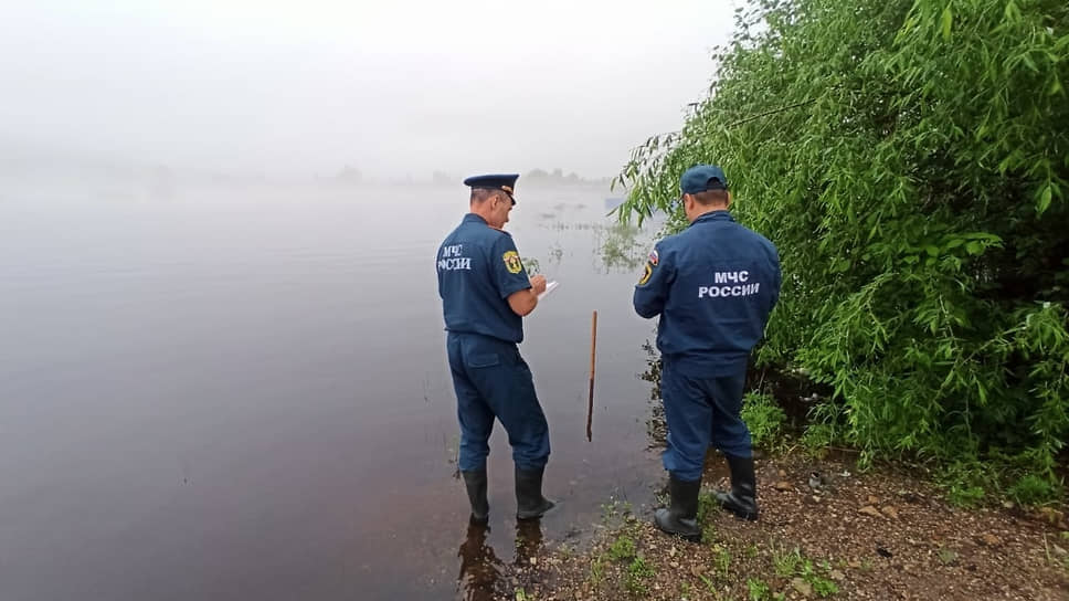 Сотрудники МЧС ликвидируют последствия паводка в Забайкалье