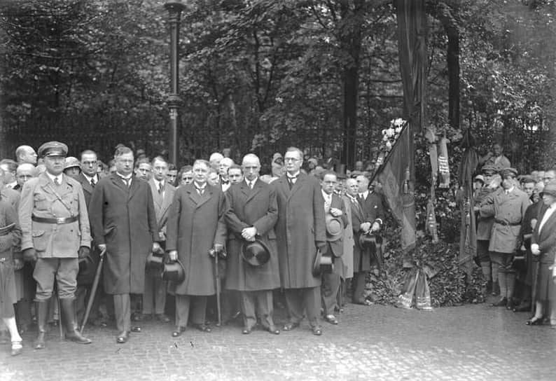 Церемония открытия мемориального камня на месте гибели Ратенау. 1929 год. После прихода к власти Гитлера мемориальный камень был демонтирован