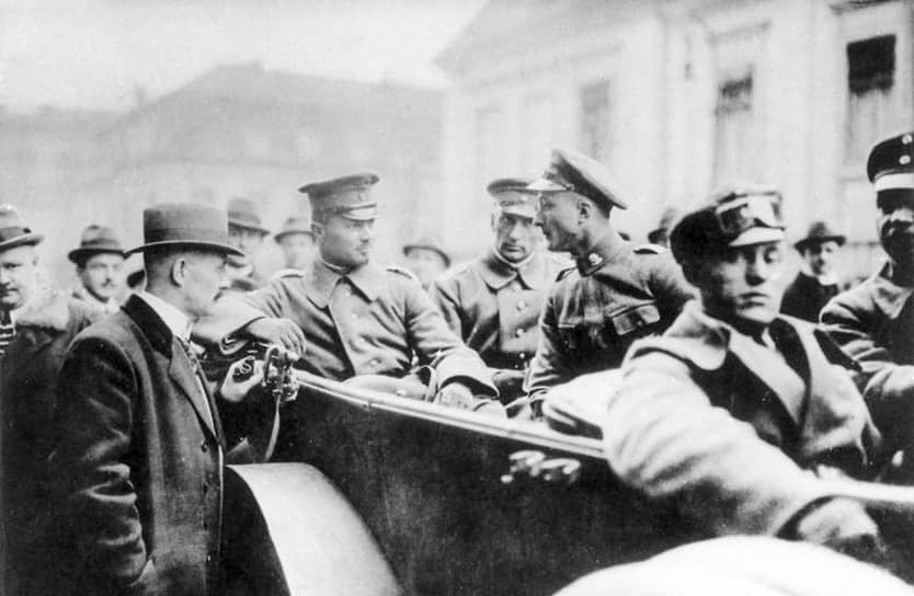 Герман Эрхардт (на фото — сидит в машине, самый левый) во главе добровольческой 2-й военно-морской бригады 13 марта 1920 года вошел в Берлин во время так называемого Капповского путча. После провала путча Эрхардт был объявлен в розыск
