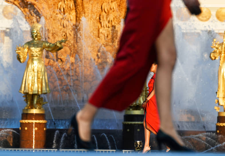 Москва. Модный показ возле фонтана «Дружба народов» на ВДНХ