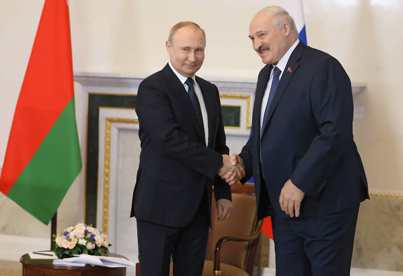 Владимир Путин и Александр Лукашенко во время встречи
