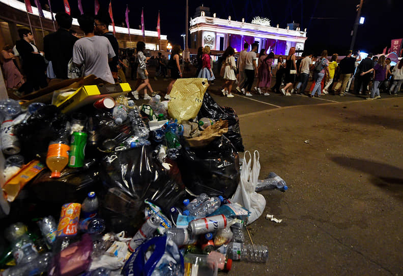 Гора мусора у входа в Парк Горького
