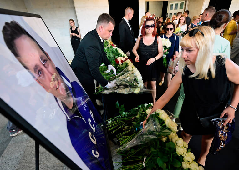 Многие поклонники и друзья Юрия Шатунова принесли белые розы 