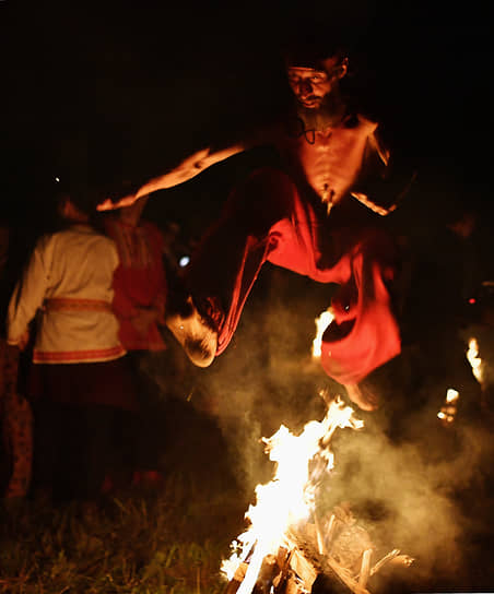 Прыжки через костер — традиционный обряд праздника Ивана Купалы