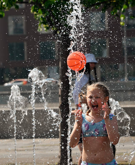 Девочка играет с мячом в фонтане в парке «Музеон»