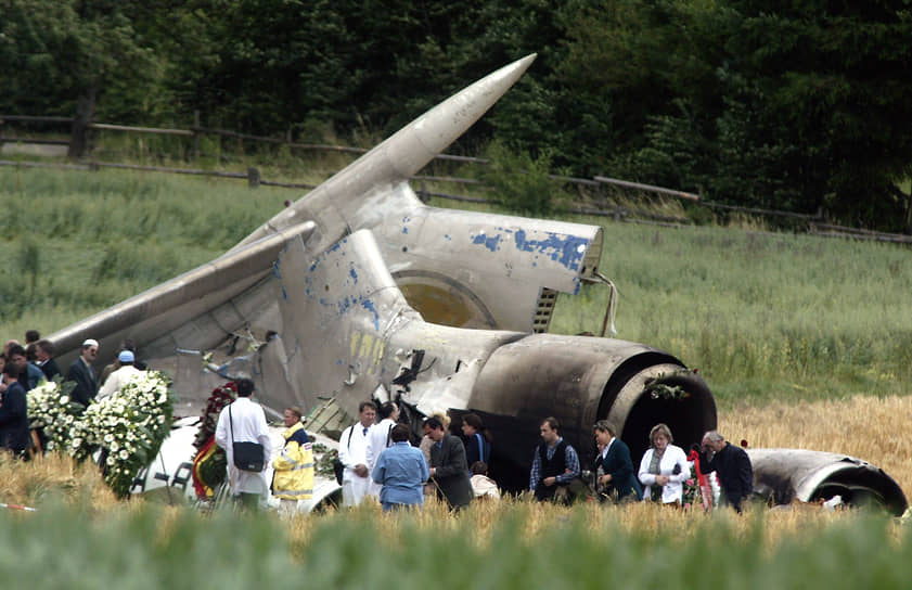 В 21:35 на высоте более 10 километров Boeing врезался в фюзеляж Ту-154 почти под прямым углом. Пассажирский самолет развалился в небе на четыре части. Грузовой борт потерял управление. Они упали в семи километрах друг от друга