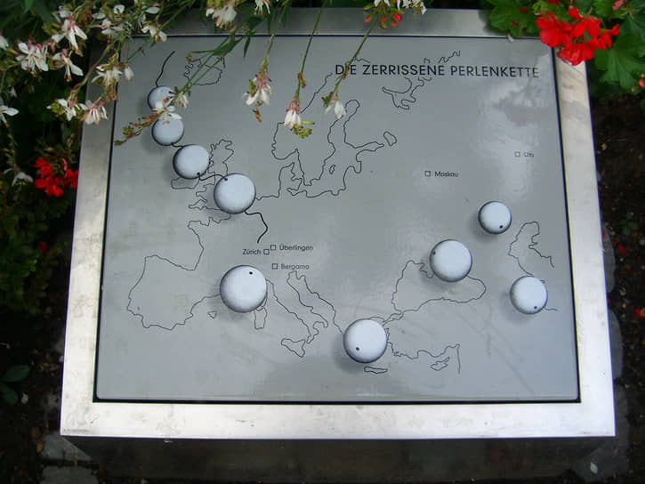 В 2003 году в немецком Юберлингене открылся мемориал погибшим в авиакатастрофе над Боденским озером — «Разорванная жемчужная нить». Монумент представляет собой разорванное ожерелье из жемчуга. По замыслу автора, эта композиция символизирует прерванную человеческую жизнь