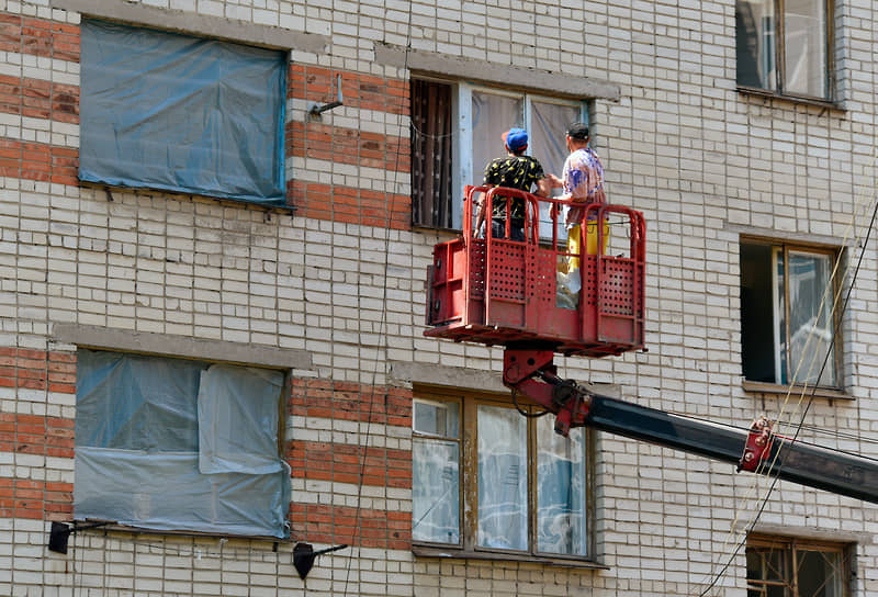 Спасатели работают на месте разрушенного жилого дома в районе улицы Маяковского