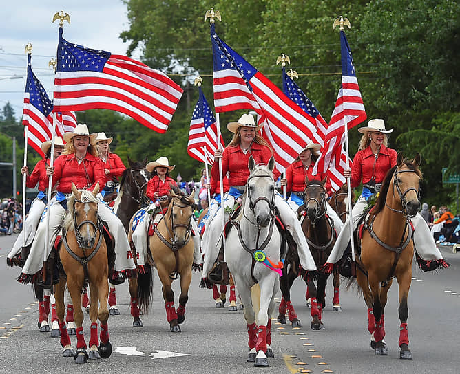 Тамуотер, Вашингтон. Конный парад с флагами