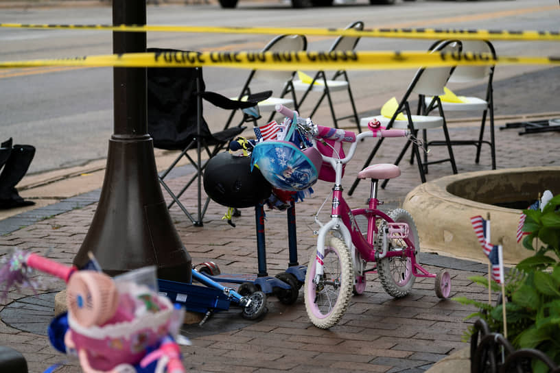 Хайленд-Парк, Иллинойс. Брошенный велосипед, оставшийся после того как неизвестный открыл стрельбу. В результате погибли шесть человек, 24 были ранены