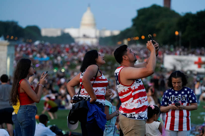 Вашингтон. Жители ожидают праздничный салют на Национальной аллее