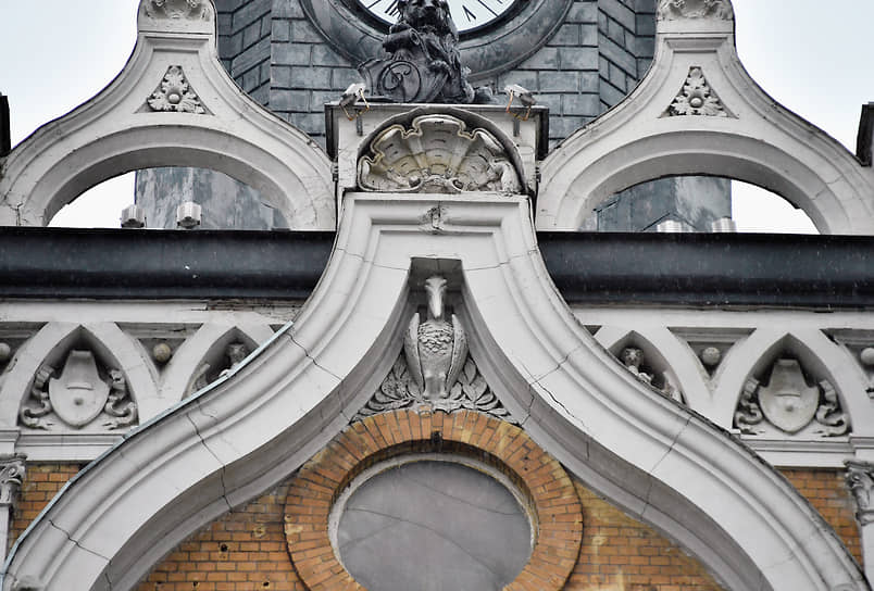 На фасаде Дома страхового общества «Россия» (Москва) можно найти пеликанов, крокодилов и саламандр. Пеликана считают символом жертвенности. По легенде, когда наступает голод, самка вскармливает птенцов собственной кровью
