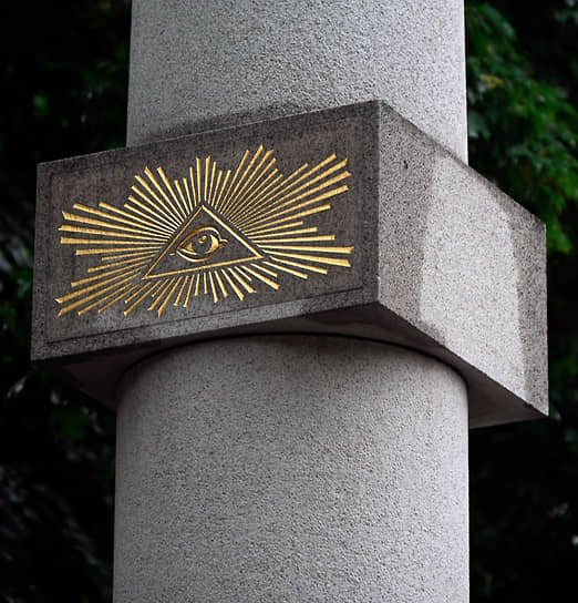 Всевидящее око продолжают использовать и на современных памятниках
&lt;br> На фото: обелиск в Мемориальном парке героев Первой мировой войны на Братском кладбище (Москва)