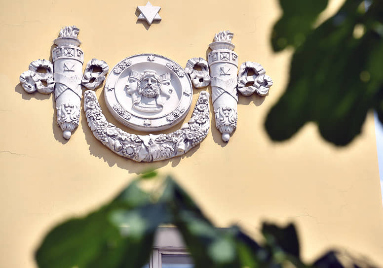 На здании Института стран Азии и Африки (Москва) имеется медальон с тремя лицами между двумя факелами. Они считаются символами силы, красоты и мудрости в свете истины