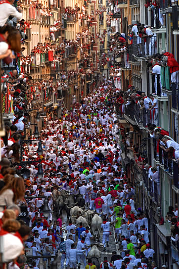 Ежегодно в Памплону приезжают от 1 до 3 млн человек, чтобы принять участие в фестивале или просто посмотреть на праздник
