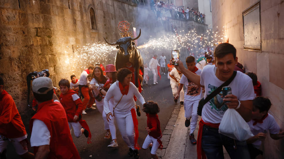 Участники фестиваля, как правило, одеты в традиционный бакский костюм – белые брюки и рубашку, красный шейный платок
