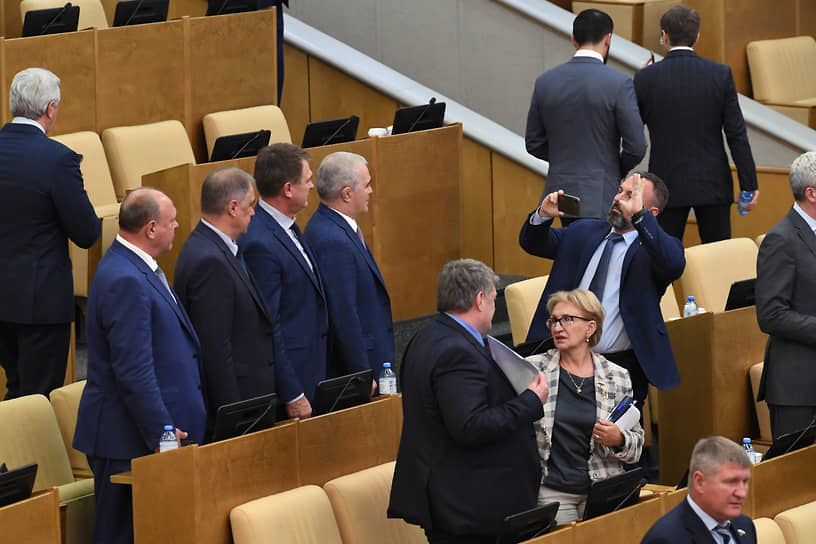 Депутаты после заседания