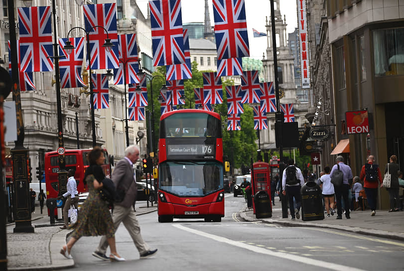 Лондон, Великобритания. Национальные флаги над городской улицей
