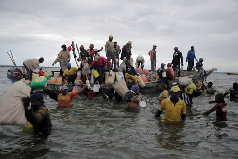 Квале, Кения. Рыбаки ловят желтоперого тунца в Индийском океане