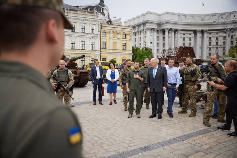 В апреле 2022 года Джонсон стал первым лидером страны G7, посетившим Киев после начала российской специальной военной операции. Совокупный объем британской помощи Украине составил $4,6 млрд