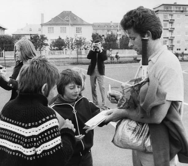 Борис Спасский раздает автографы исландским детям после теннисного поединка с Иво Неем